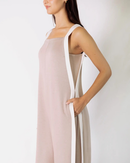 Macacão elegante para mulher com franjas e bolsos laterais