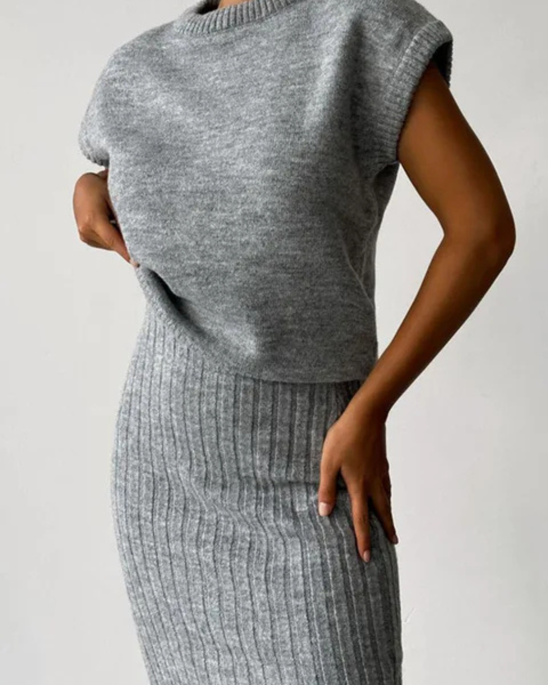 Conjunto de top sem mangas e saia longa justa para mulher