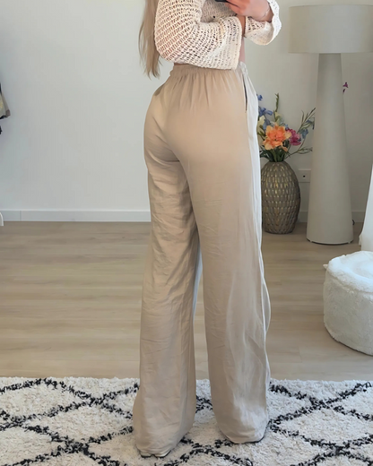 Calças largas em tecido elástico com um corte confortável