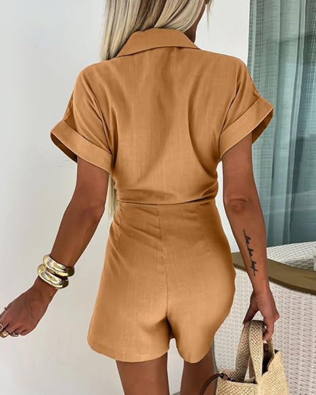 Macacão curto casual para mulher com decote em V em cor lisa