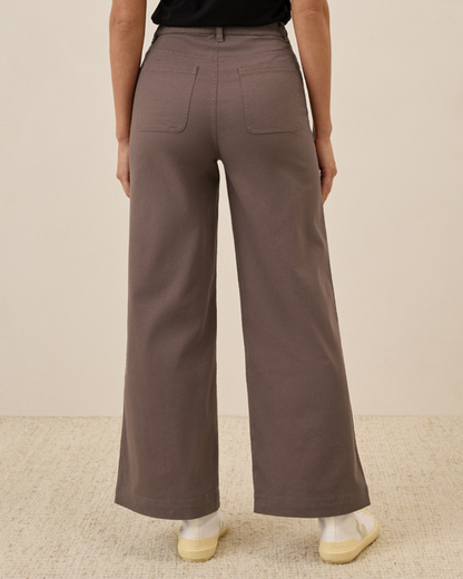 Calças de Sarja Elástica de Perna Larga com um Corte Confortável e um Estilo Versátil