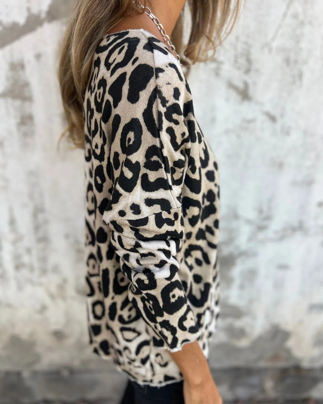 Blusa Elástica para Mulher com Estampado Animal e Decote Redondo