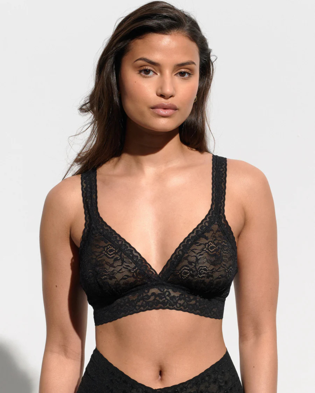 Conjunto de Lingerie em Renda Preta com Bralette e Tanga de Corte Sensual