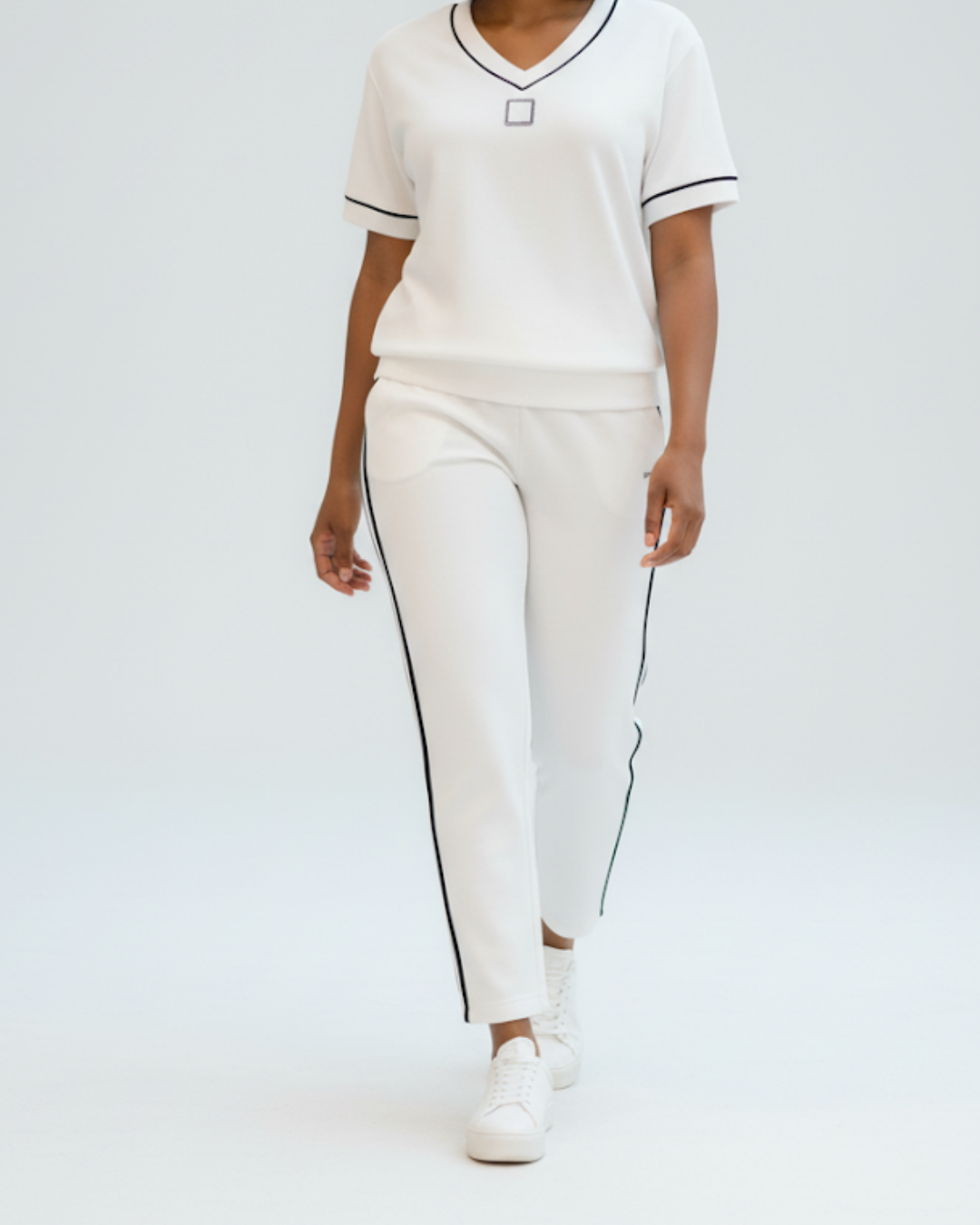 Conjunto elegante de top e calças com decote em V